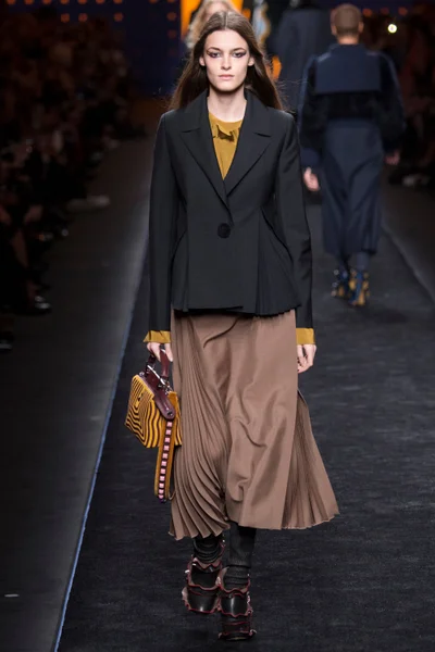 Look 25